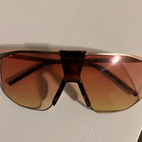 sun glasses - Picture 1 of 1